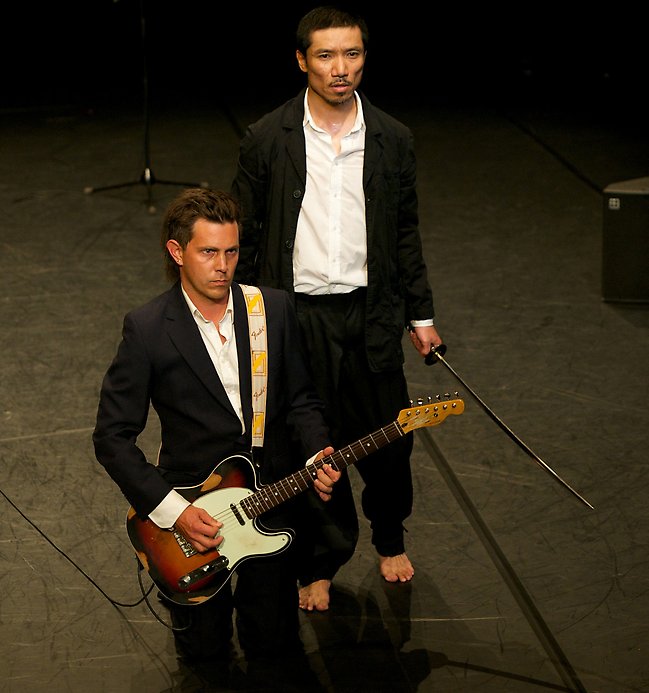 Gitarristen Ulrich Ruchlinski och Satoshi Kudo. Foto Uppsala Konsert & Kongress
