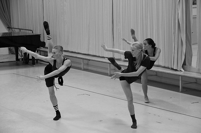 Daria Ivanova, Mia Hjelte och Jeannete Diaz-Barboza, repetitionsbild. Foto Amanda Stephenson