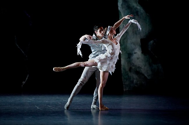 Prince Siegfried and Odette in LAC by Jean Christophe Maillot. Photo Alice Nlangero