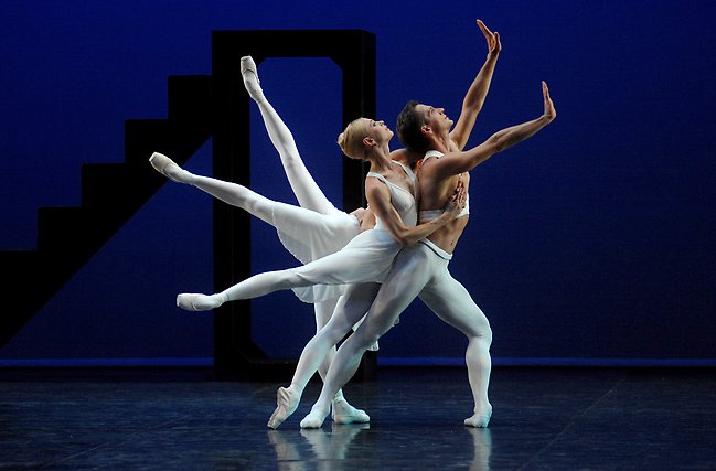 Agnes Oaks and Thomas Edur in Apollo. Photo English National Ballet