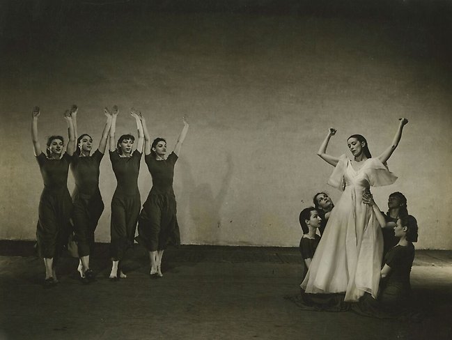 Martha Graham  and her dancers in Primitive Mysteries. Foto Barbara Morgan. Archival photo