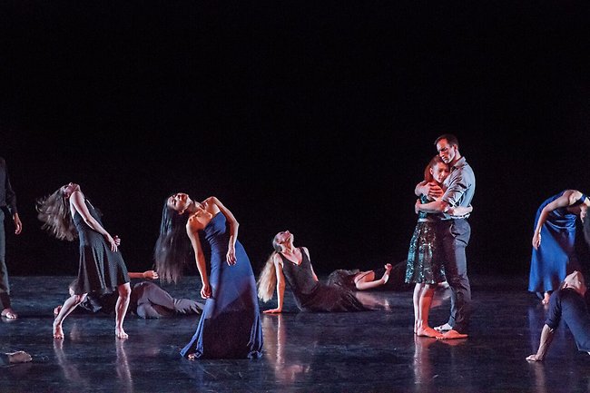 Blakely White-McGuire and Ben Schultz (standing) and the Martha Graham Dance Company in the “Keigwin Variation.” Photo by Brigid Pierce