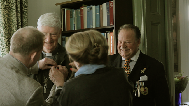 Sten Edgar Staxäng tar emot Cramérmedaljen av Mathias Cramér och Birgitta Melander, bevittnat av Terje Thoresen.
