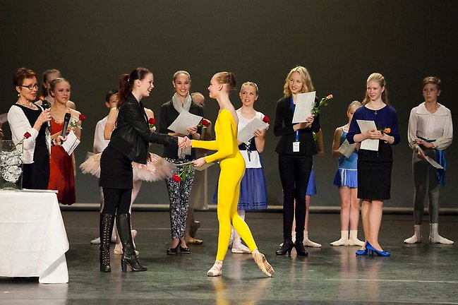 Kira Hilli får publikens pris av Enni Schorin, representant för sponsorerna. Längst t.v. med mikrofonen ses Maija Hänninen, ordförande för balettpedagogerna. Foto Mirka Kleemola