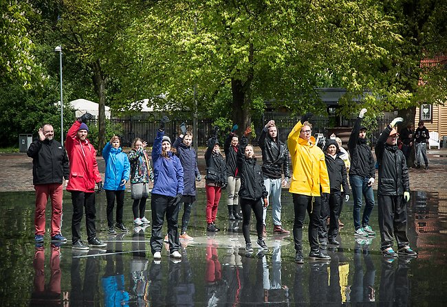 Dansarna i Arbetets monument höll ut i regnet. Foto Ricard Estay/Statens konstråd