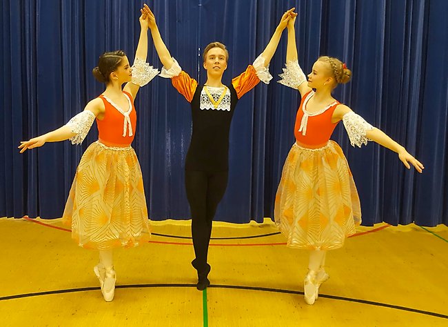 BalettiPaletti 2017.  Ella Mills, Juho Pirinen  och Viivi Partinen i Fransk dans av Vasili Vainonen. Foto Pirjo Kuha