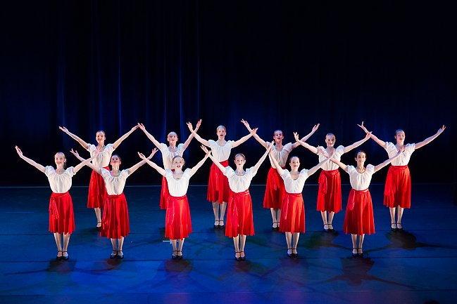 BalettPalett 2017. Esbo Dansinstituts flickor i Sirtaki av Taja Soiko. Foto Espoon tanssiopisto