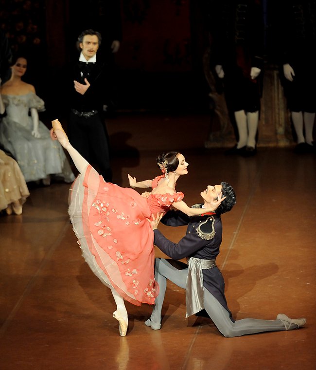 Maria Euchwald med Damiano Pettenelle som Furst Gremin. Foto © Stuttgart Ballet