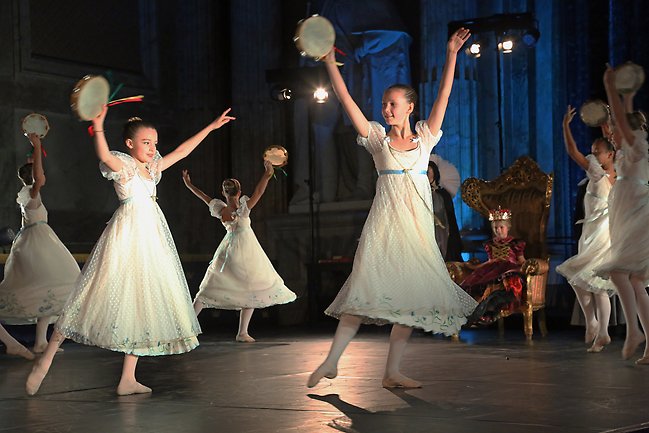 Den sexåriga Kristinas trontillträde firas med dans. Foto Martin Sundström