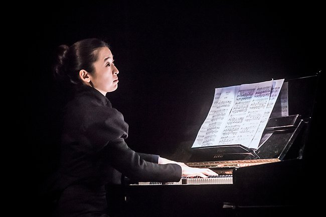 Asuka Nakamura förflyttade sig ledigt mellan klaviaturerna och producerade välljud. Foto Petra Hallberg