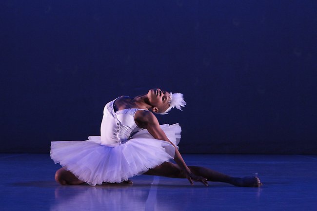 Dada Masilo - dynamisk koreograf och storartad dansös. Foto John Hogg