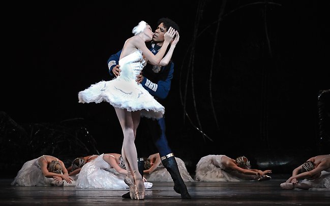 Osipova and Acosta in Swan Lake. Photo Alice Pennefather courtesy of ROH