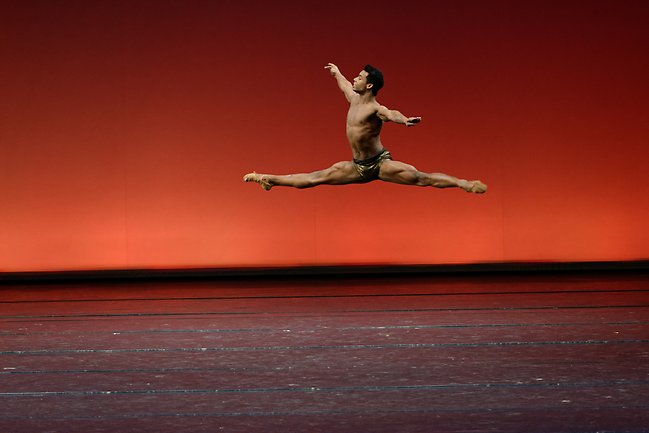 Osiel Gouneo in a solo from Excelsior. Photo Martynas Aleksa LNOBT
