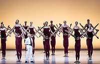 Utdrag ur "Mahlers 3e Symfoni"Alina Cojocaru (gäst) – Edvin RevazovCorps de Ballet