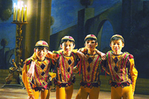 Fyra glada narrar från balettskolan i peking. Fotograf Peter Thelin