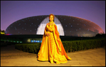 Drottning i Peking – Mariane Orlando framför Pekings futuristiska teaterkomplex. Fotograf Peter Thelin