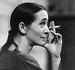 Pina Bausch och en cigarett – så såg man henne ofta. Fotograf Gert Weigelt.