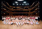 Balettskolans 110 elever med pedagoger och skolan ledning på Operaens scen. Balettskolechefen Knut Breder står längst till vänster. Foto Jörg Wiesner OBS! Klicka på bilden för att se den större!