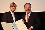 Max Zachrisson tar emot sitt pris från Staatsminister Dr. Wolfgang Heubisch. Fotograf Peter Hemza