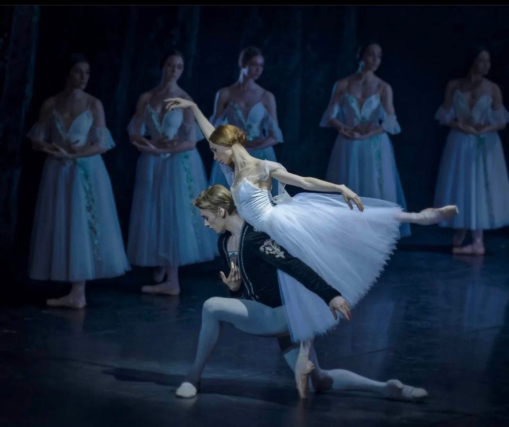 Iana Salenko och Kalle Wigle i en pose i ett pas de deux i andra akten Giselle.Foto Admin Kuyler