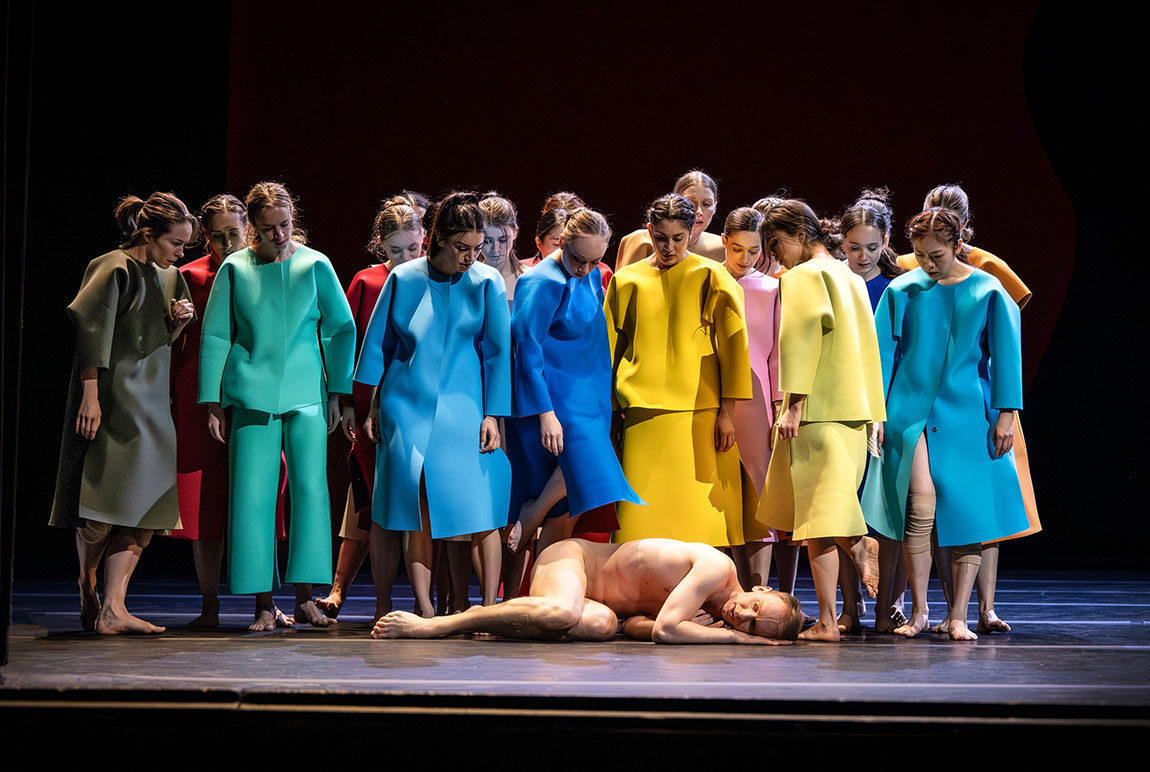 De åldrande dansarnas ljuva rörelser i kontrast till den unga ensemblens virtuositet