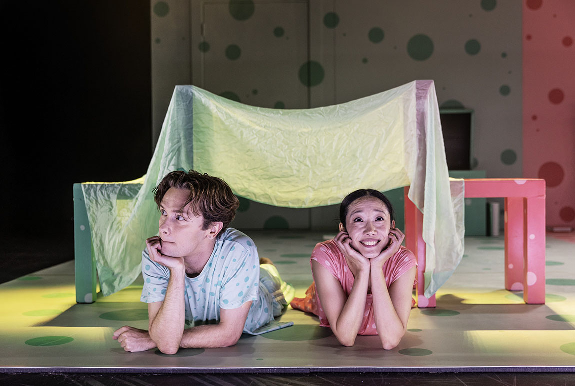 Det är tramsigt, stillsamt, dramatiskt och humörfyllt!